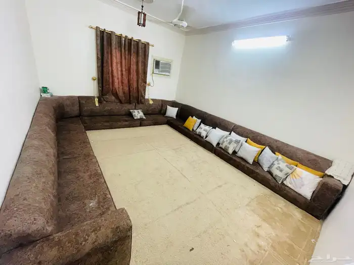 كنب 4 4 شبه جديد سليم ونظيف 100بالمئة مع عشر مخدات الضغط 80 0