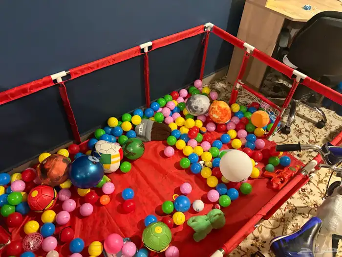 ملعب كبير مع كرات بنفس الحجم 100 كره 0