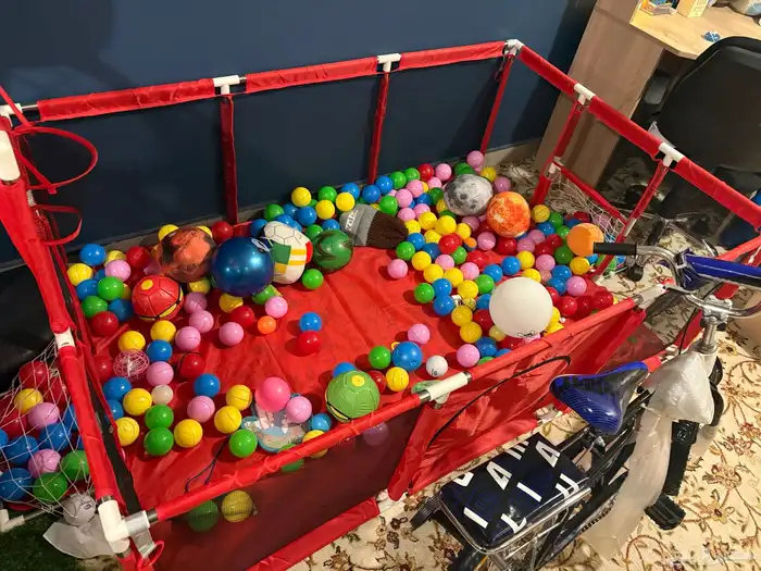 ملعب كبير مع كرات بنفس الحجم 100 كره 3