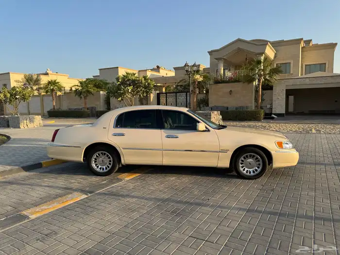 للبيع لينكون نظيف جدا  بحالة ممتازة 1998 1