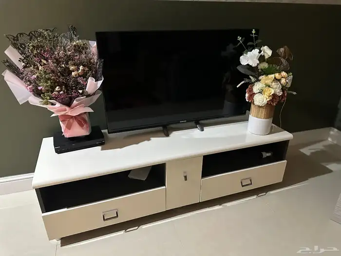 طاولة تلفزيون نظيفة 0