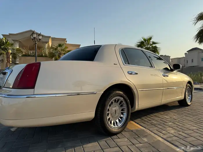 للبيع لينكون نظيف جدا  بحالة ممتازة 1998 2