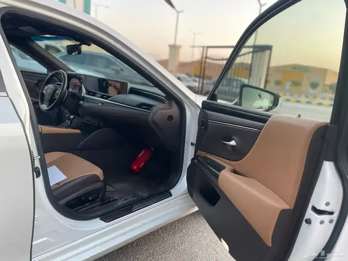 لكزس ES300 هايبرد 2021 ممشى 40 الف فقط 16