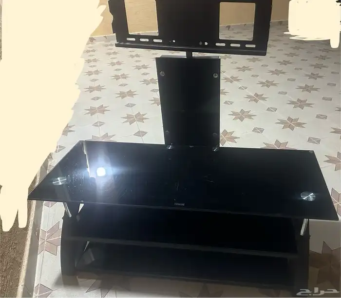 طاولة طعام نظيفه 6 كراسي - ويوجد أيضا طاولة تلفزيون 1