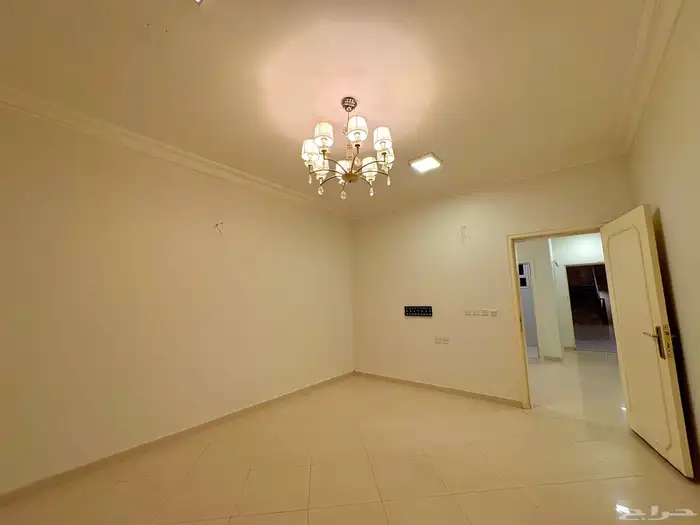 شقه للايجار 3غرف وصاله ومطبخ وحمامين 20