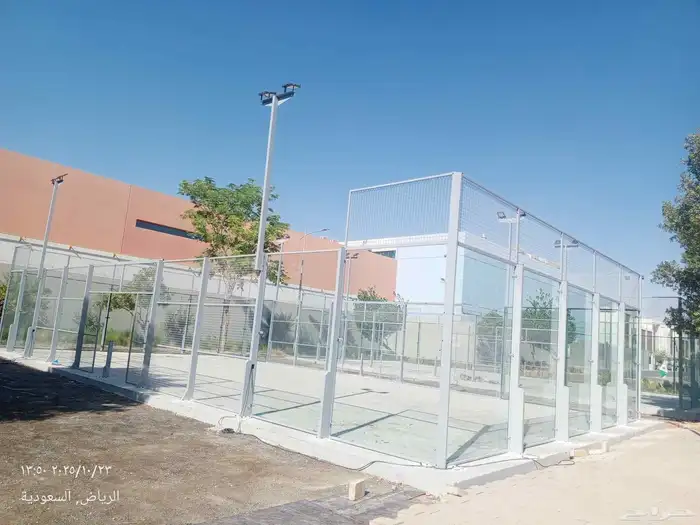 فني تركيب وفك جميع انواع ملاعب البادل 1