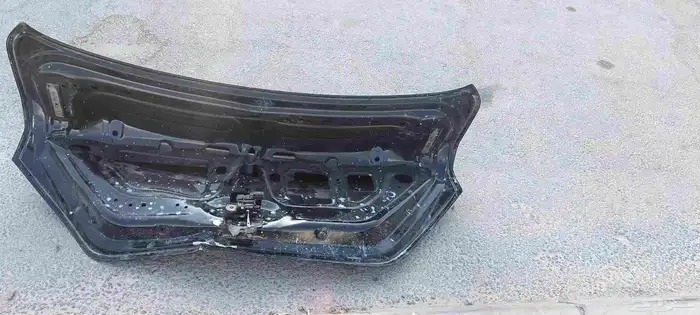 شنطة نيسان صني موديلات من 2016 وفوق . أصلية . بها ضربة خفيفة 6