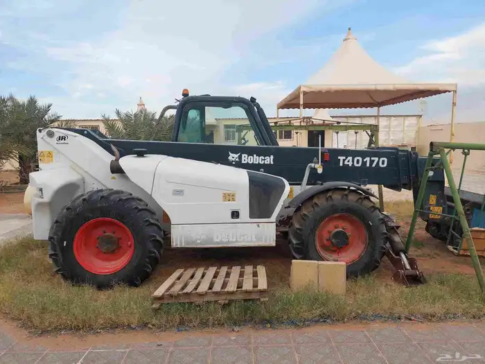 رافعة تلسكوبيه نوع بوبكت 17 متر موديل 2006 بطاقة جمركية 0