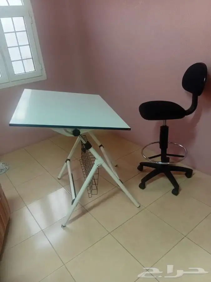 طاولة رسم هندسي وكرسي 0