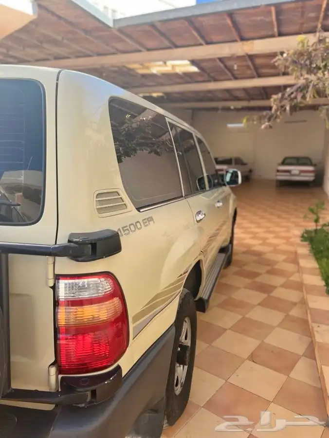 جيب لاند كروزر 2000 3