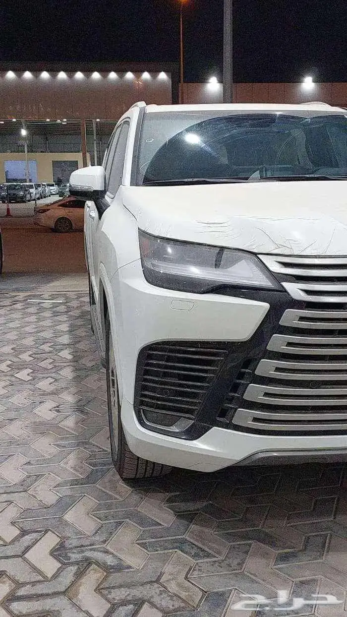 لكزس B B ابيض داخلي احمر 2024 خليجي 2