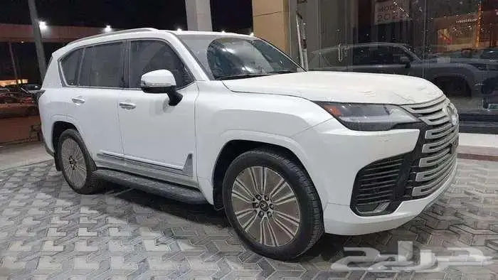 لكزس B B ابيض داخلي احمر 2024 خليجي 3