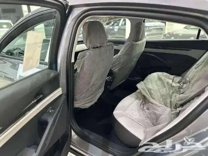 فورد تورس امبيانتي رصاصي فاتح 2025 8