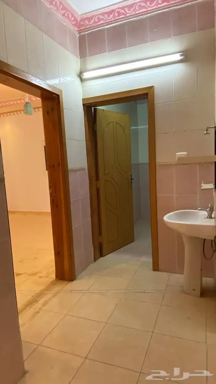 شقه للجار حي الواسط مخطط الشريف قريب من مستوصف الواسط 8
