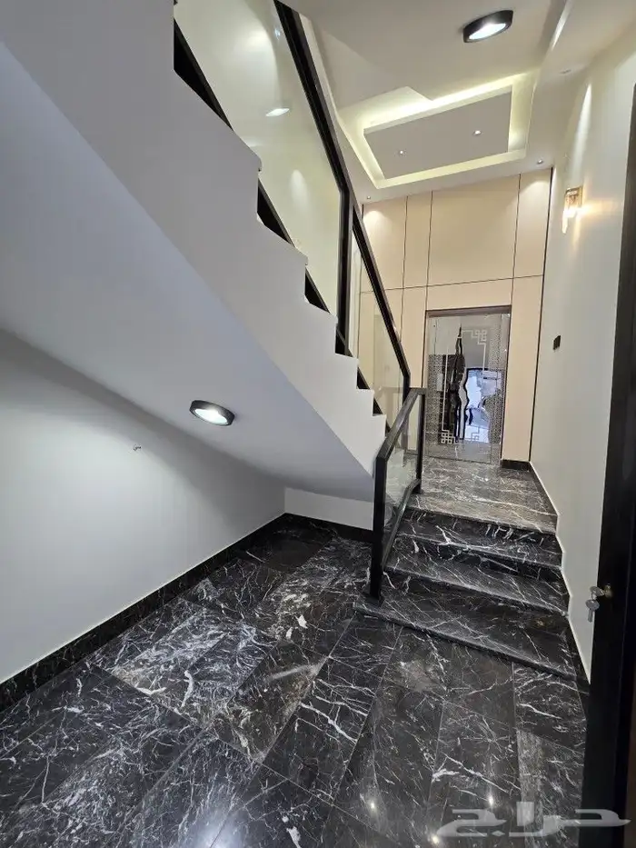 للبيع روف علوى مع ملحقVIP بمدخل سياره من700 ألف أبها المحالة 4