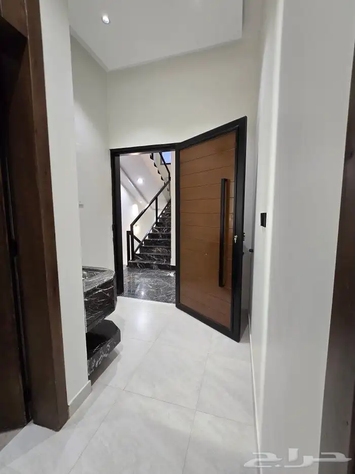 للبيع روف علوى مع ملحقVIP بمدخل سياره من700 ألف أبها المحالة 11