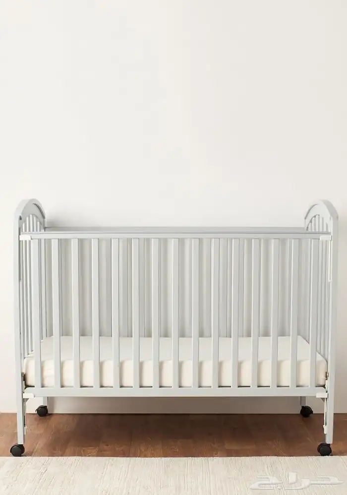 سرير أطفال خشبي و كرسي أطفال 0