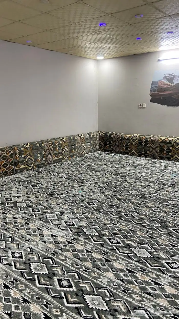 فرشه ومساند فرشه 7 ب 5 سعر البيع 500 ريال مع المساند 1