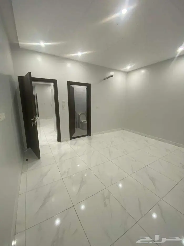 شقة جديدة للايجار بحي الواحة سندس 4 غرف 5