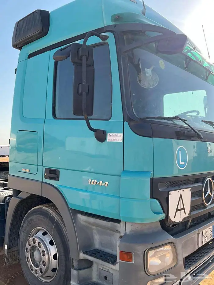 للبيع شاحنة تريلا مرسيدس موديل 2008 نظيف 1