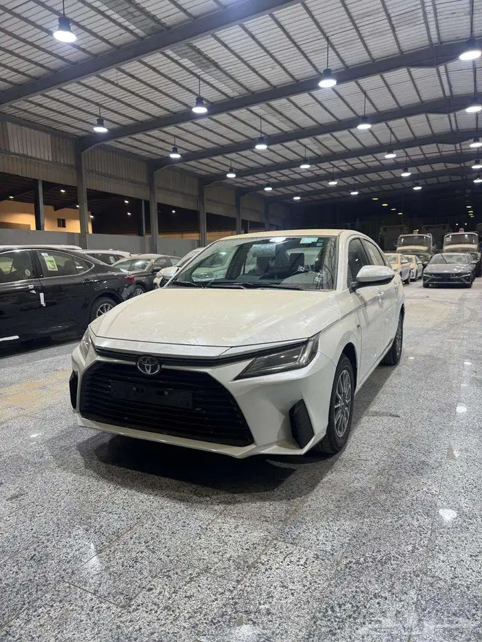 تويوتا يارس استندر 1300 cc .ابيض موديل2026 1