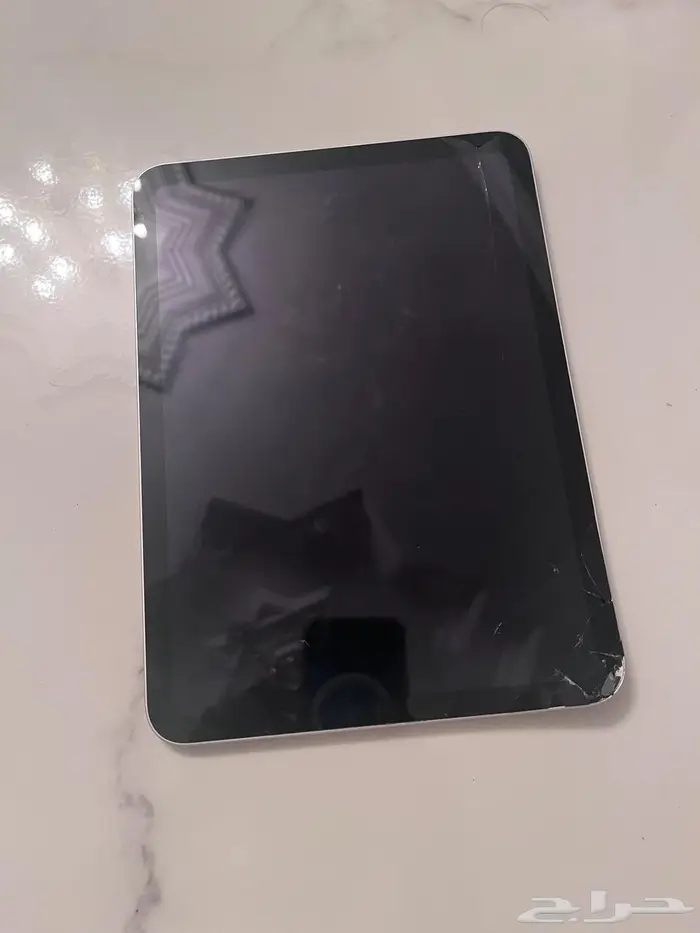للبيع ايباد 10 9 2022 الجيل العاشر فيه كسر في الشاشه وعفته 3