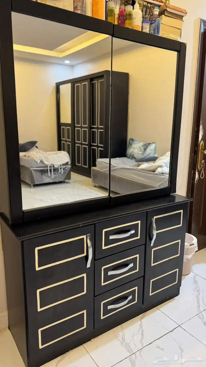 خزانة وتسريحة للبيع 1