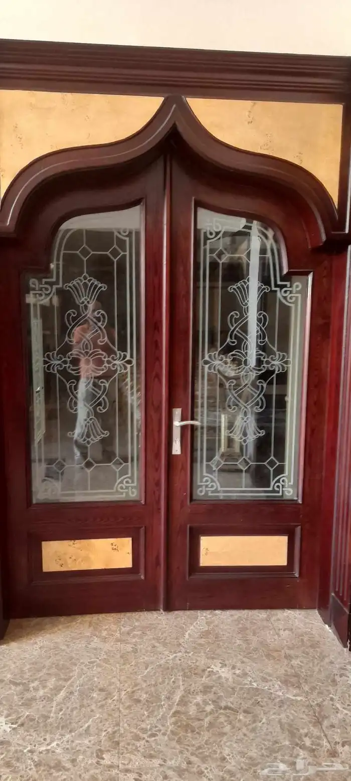 صباغ ابواب وصيانه تغير الوان ابواب خشب وحديد وديكورات وجدران 0