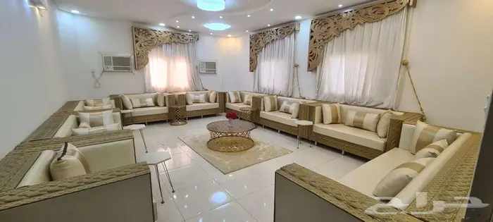 كنب مجلس مع الستائر والطاولات 1