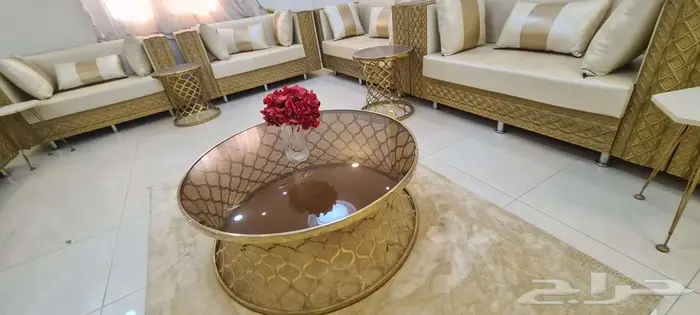 كنب مجلس مع الستائر والطاولات 2