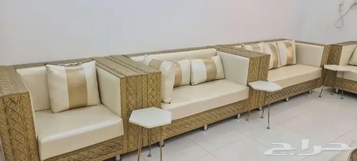 كنب مجلس مع الستائر والطاولات 3