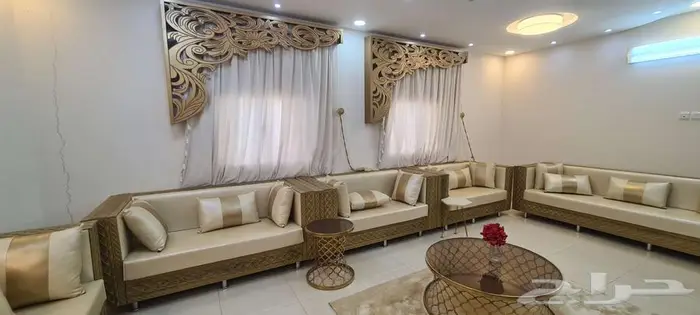 كنب مجلس مع الستائر والطاولات 0