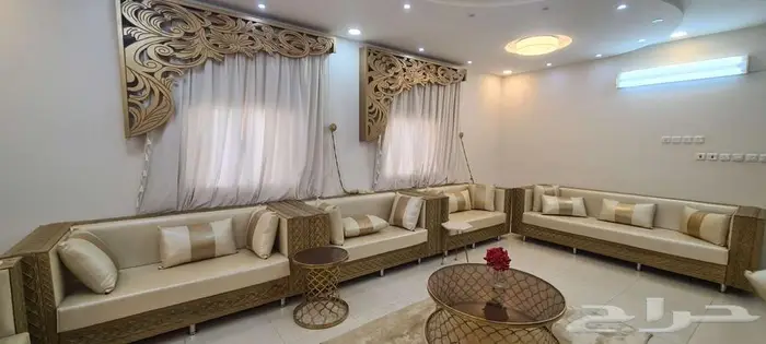 كنب مجلس مع الستائر والطاولات 6