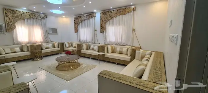 كنب مجلس مع الستائر والطاولات 4