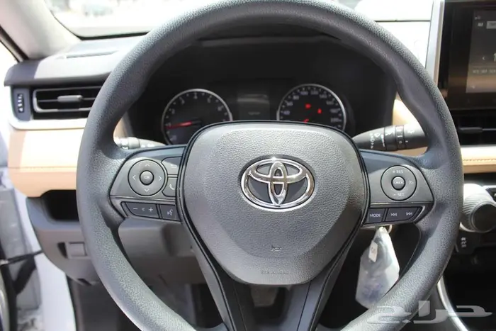 تويوتا راف فو 2.0 LE بنزين دبل 2025 9