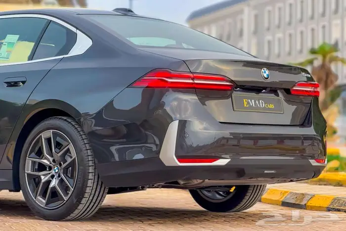 BMW 520i LAXURY 2025 رمادي غامق سعودي 4