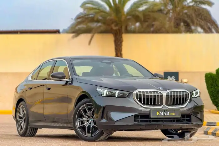 BMW 520i LAXURY 2025 رمادي غامق سعودي 0