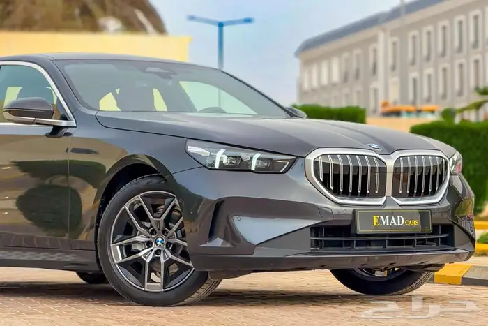 BMW 520i LAXURY 2025 رمادي غامق سعودي 1
