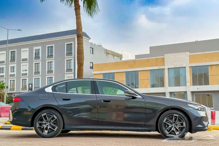 BMW 520i LAXURY 2025 رمادي غامق سعودي 2