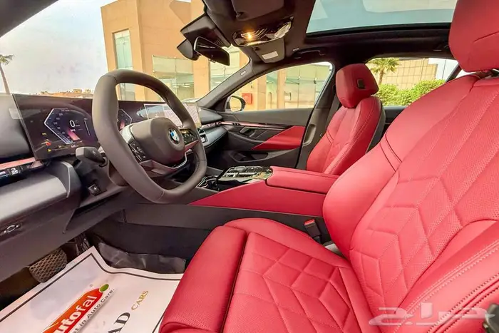 BMW 520i LAXURY 2025 رمادي غامق سعودي 8