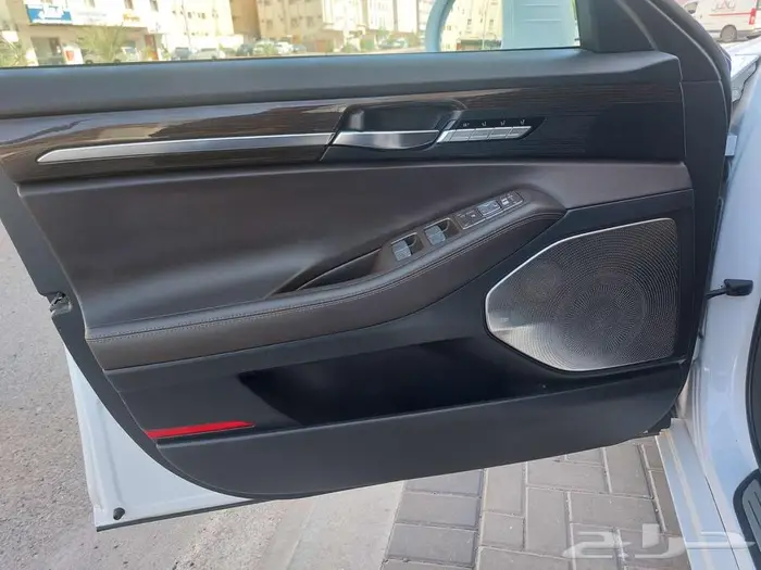 جينسيس G90 2017 رويال V6 نظيفة وكالة 32