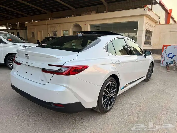 تويوتا كامري LE هايبرد 2025 متاح اقساط و كاش 3