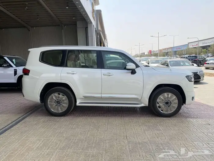 تويوتا لاندكروزر 2025 -L4 بنزين. سعودي (- ابيض ) 3