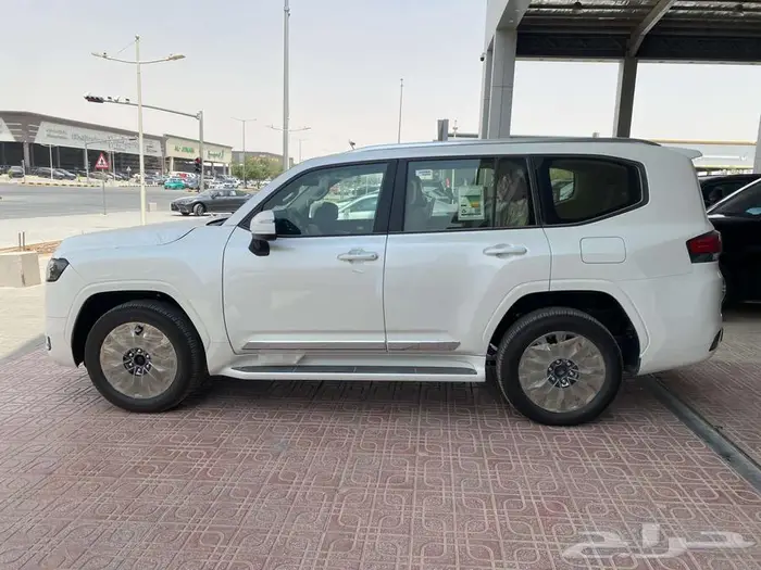 تويوتا لاندكروزر 2025 -L4 بنزين. سعودي (- ابيض ) 4