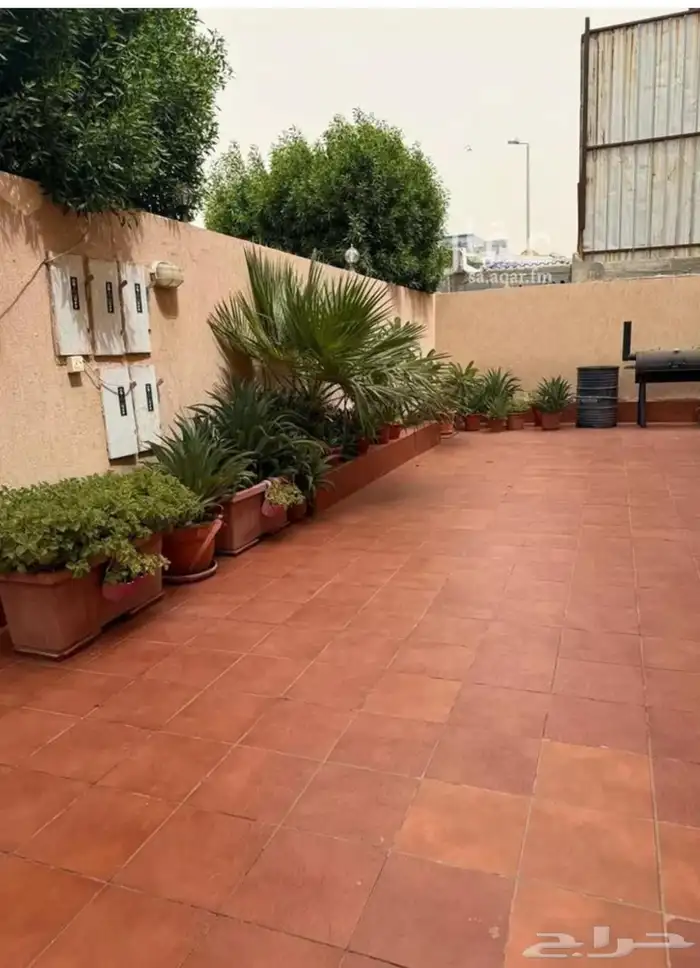 عمارة للبيع فيلا و3 شقق حي البساتين 5