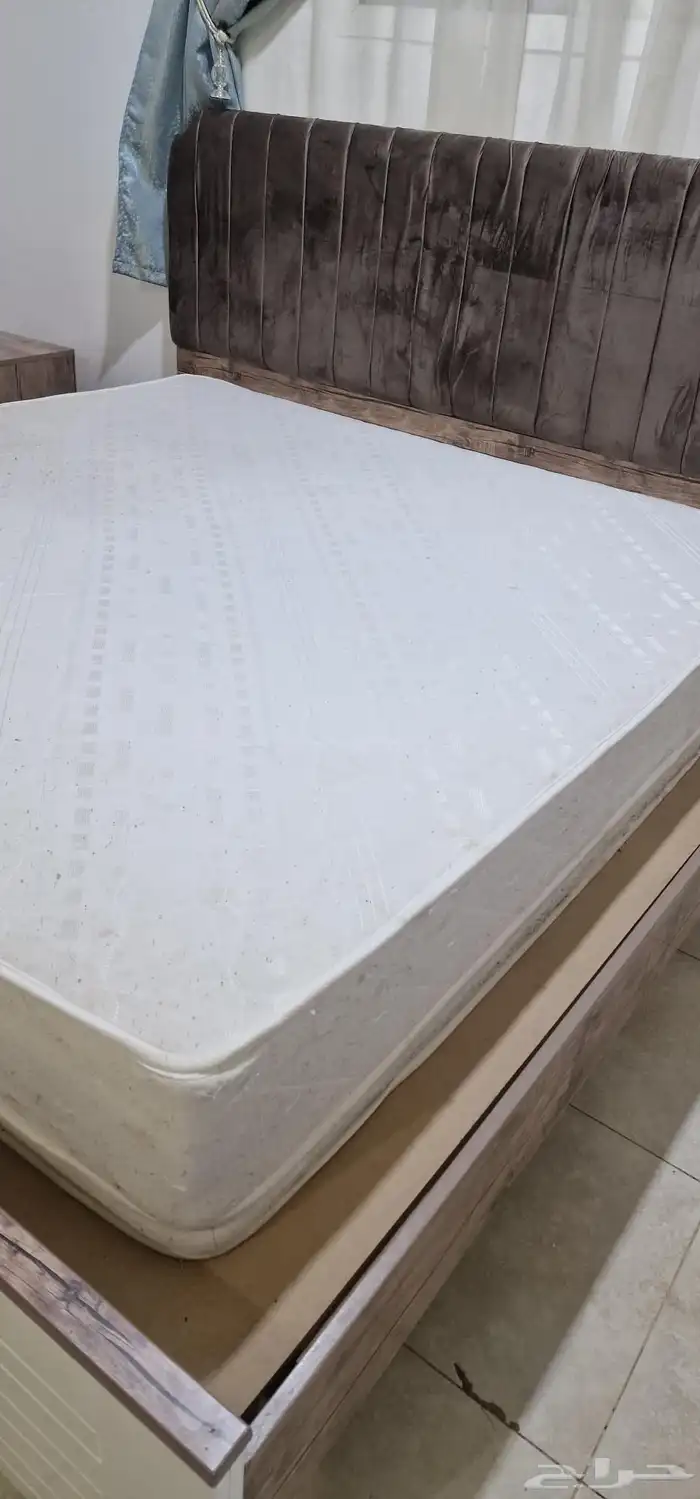 مرتبة قويه واستخدام قليل ولكنها صغيره على السرير 0