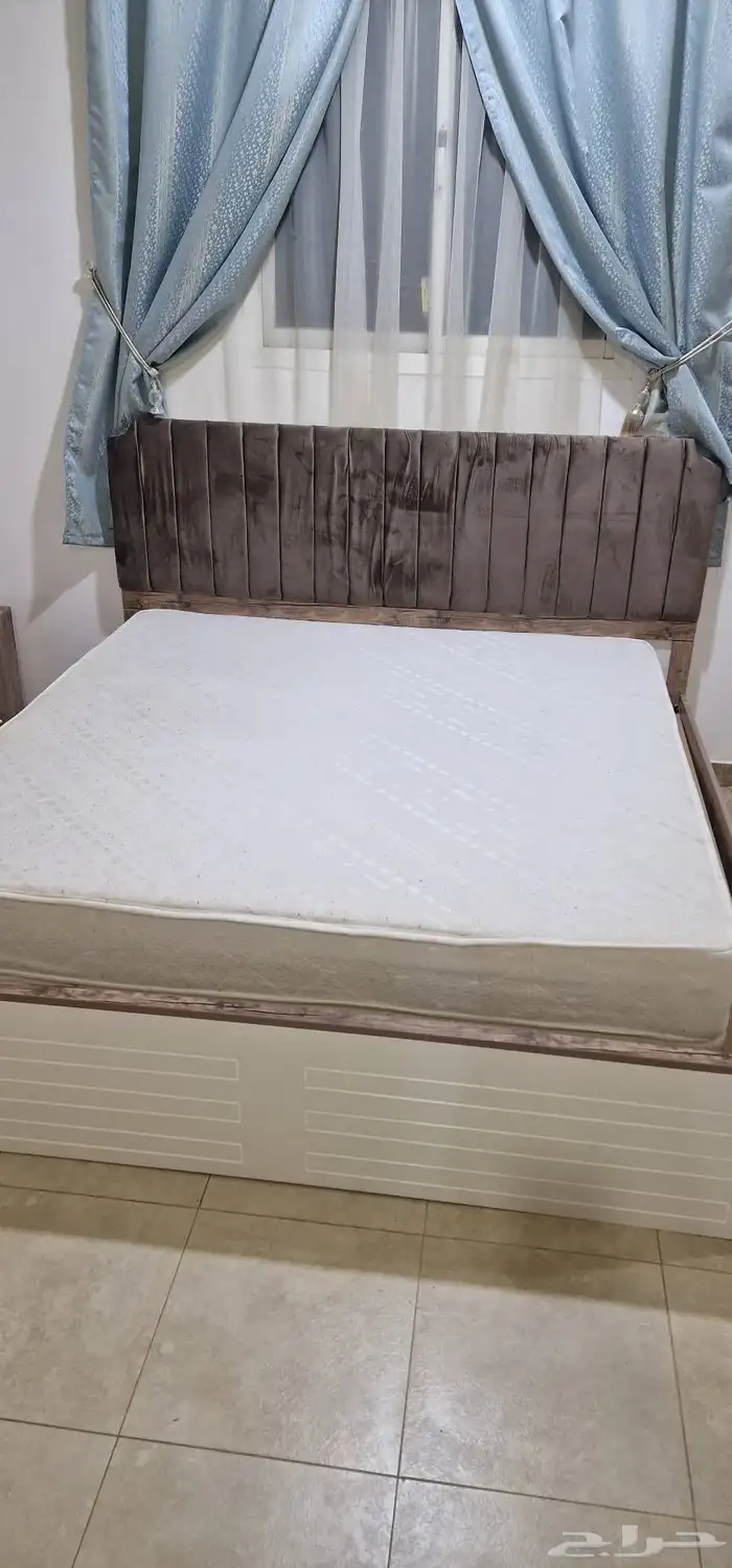 مرتبة قويه واستخدام قليل ولكنها صغيره على السرير 1