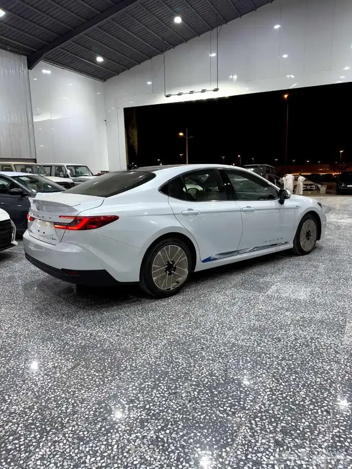 تويوتا كامري ال اي هايبرد (سقف بانوراما) 2025 1