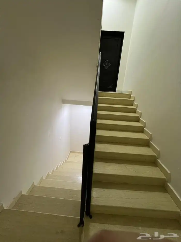 للإيجار شقة مع سطح في حي القادسية 6