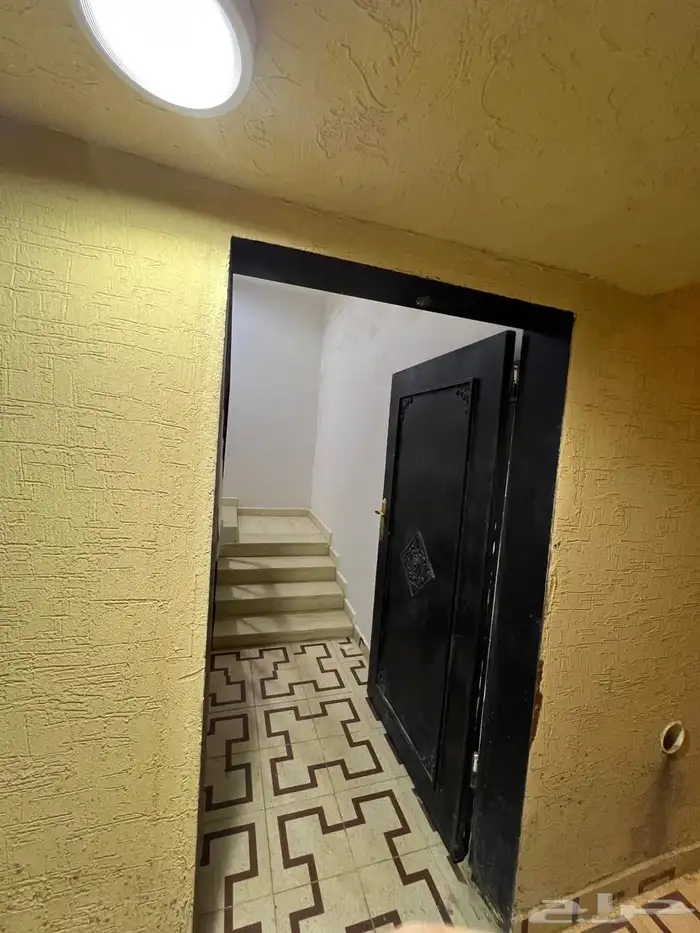 للإيجار شقة مع سطح في حي القادسية 4